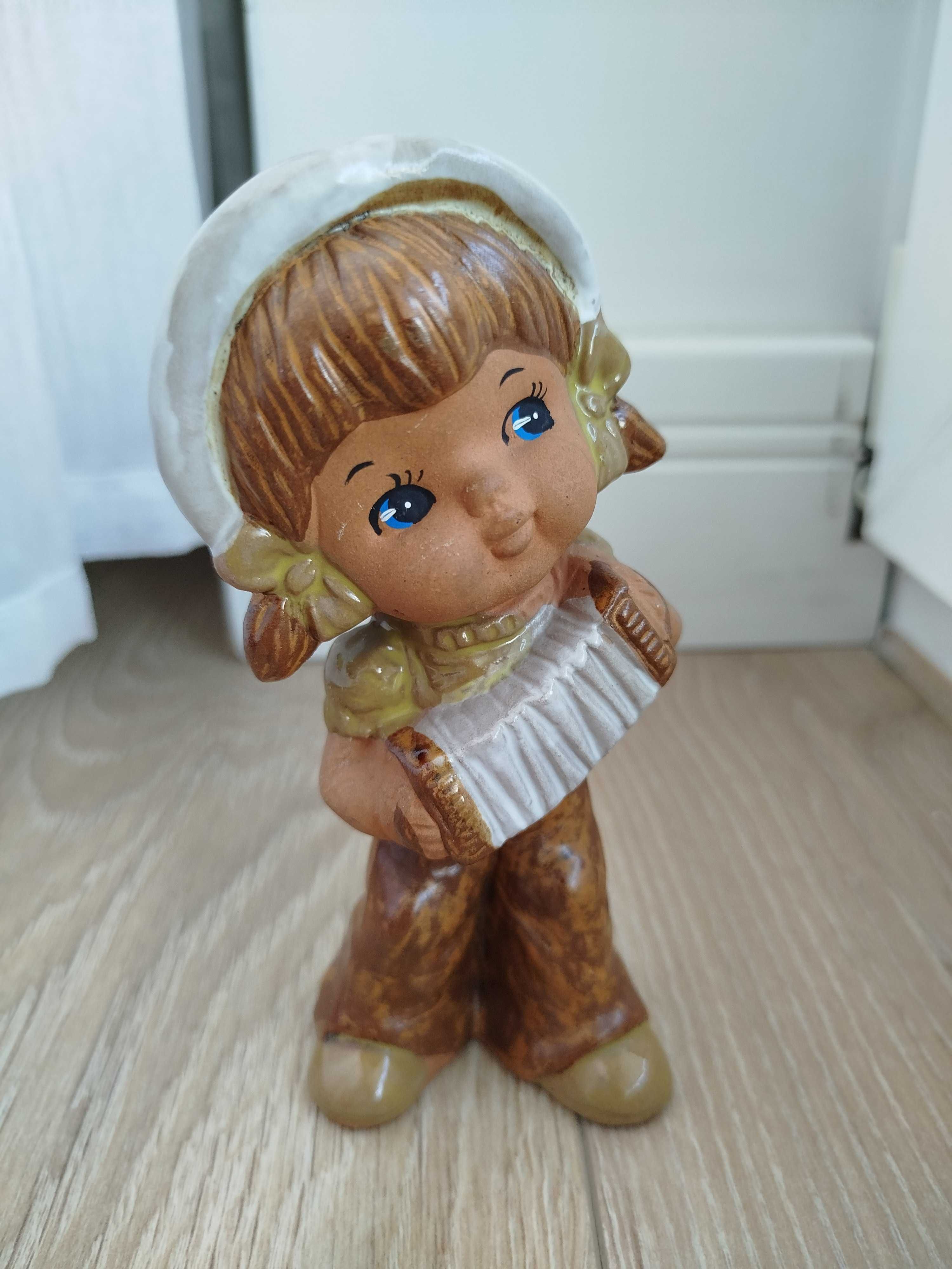 dziewczyna z akordeonem figurka ceramiczna