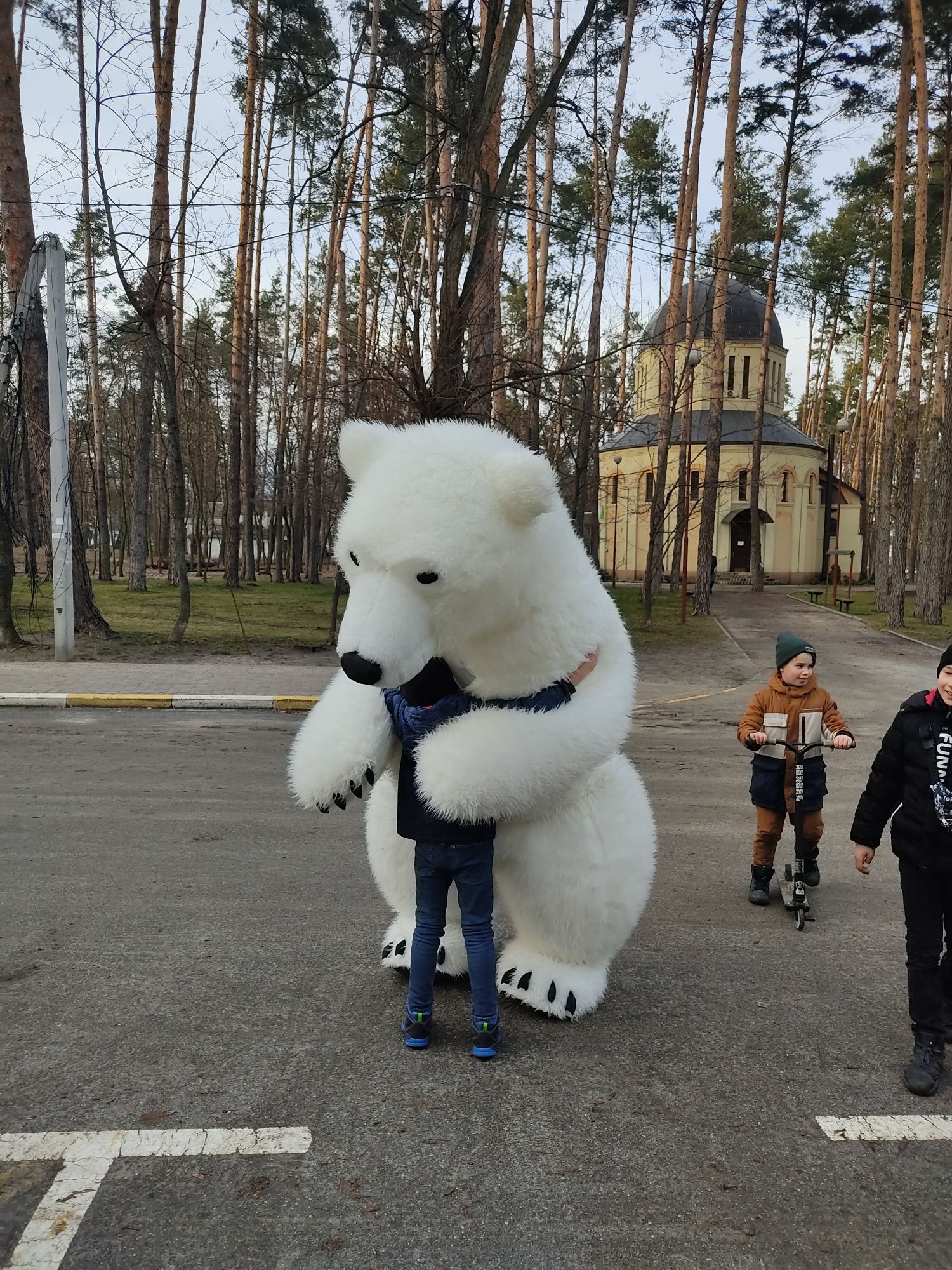 Великий мішка готовий для привітання