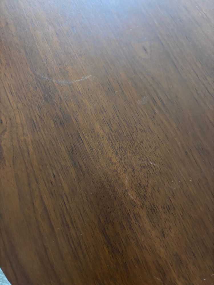 Mesa de jantar a imitar madeira