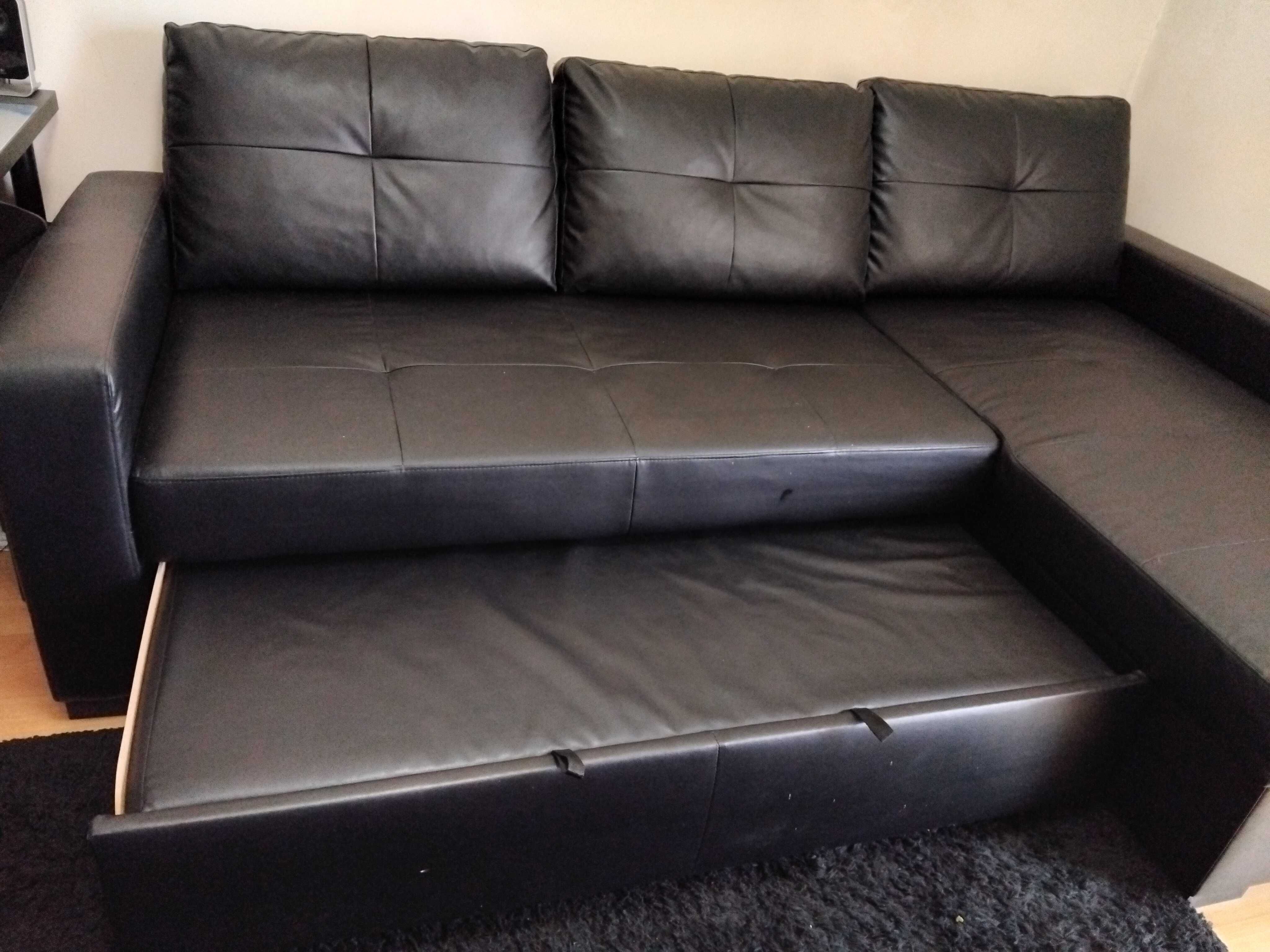 Sofá cama IKEA, com chaise longue (pele sintética preta)