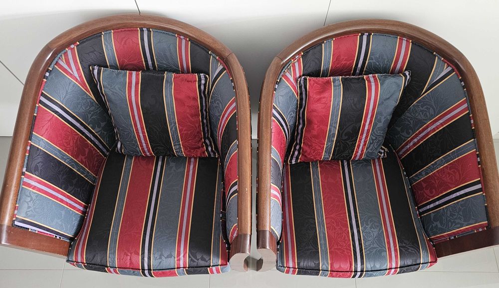 Cadeirões em madeira, forrados e almofadados a tecido