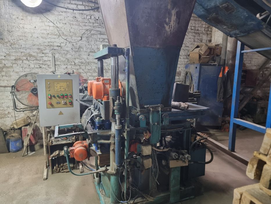 Вібропрес ПВ 12 для виготовлення тротуарної плитки.