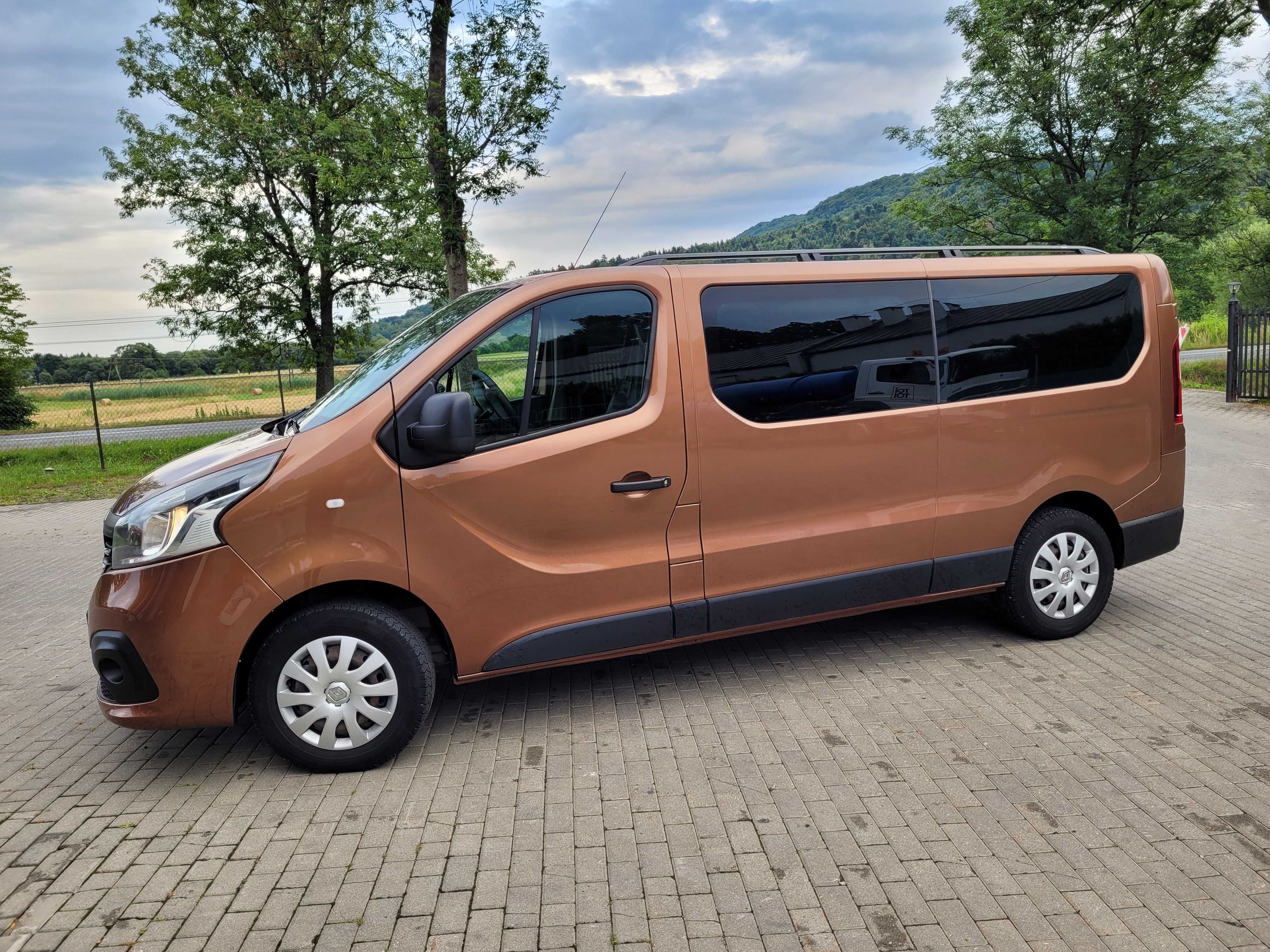 Wynajem busów 9 osobowych Renault Trafic LONG
