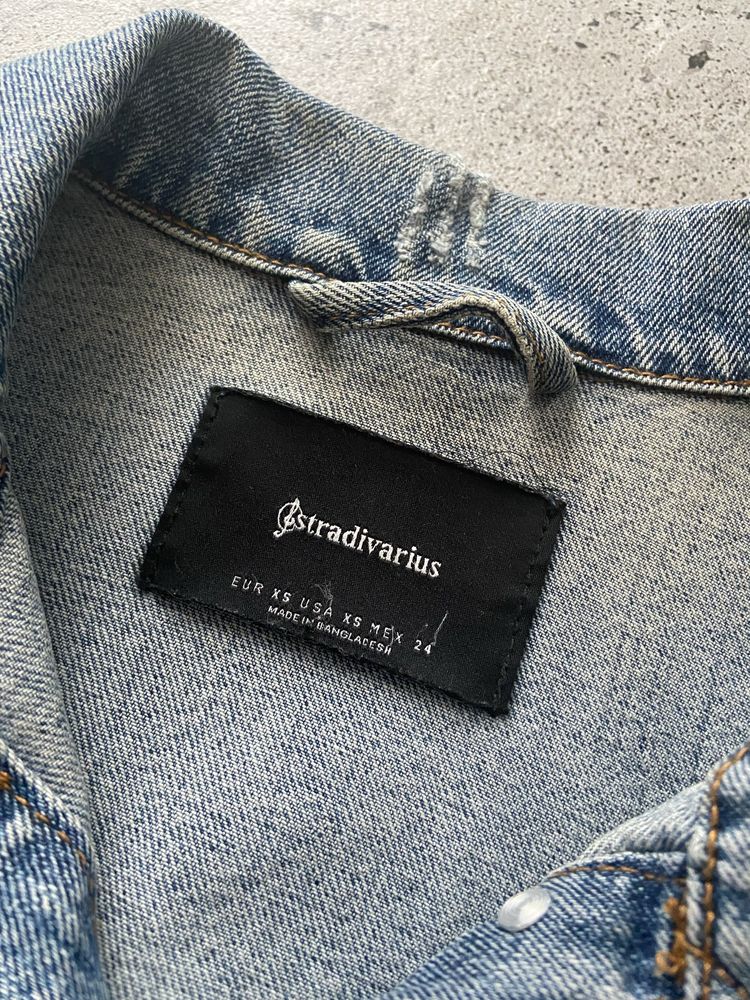 Kurtka jeansowa z dziurami długa Stradivarius 34 / XS (oversize)
