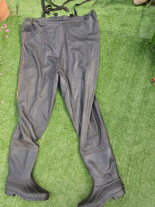 Buty razem ze spodniami na szelkach , nepprzemakalne