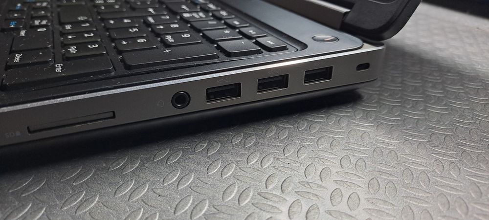 Vende-de portátil Dell Precision 7520.
Gráfica dedicada Nvidia Quadro