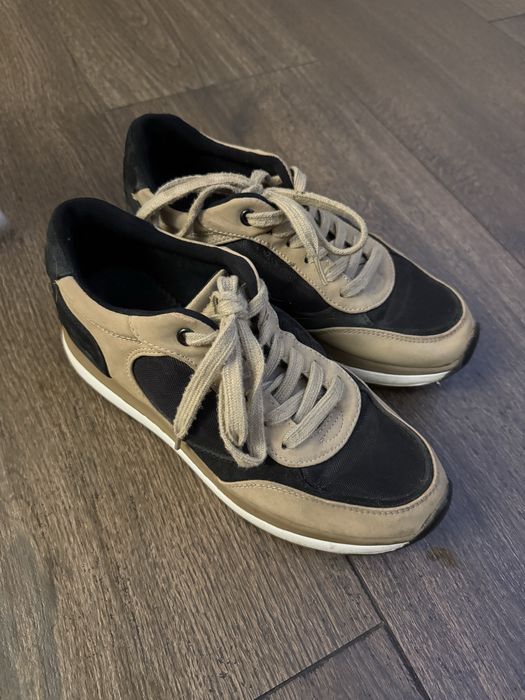 Кроссовки жіночі