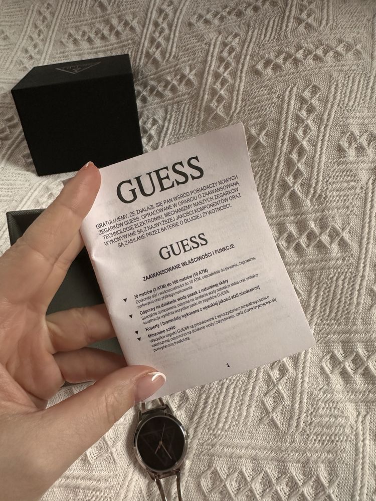 Nieużywany srebrny zegarek regulowany Guess