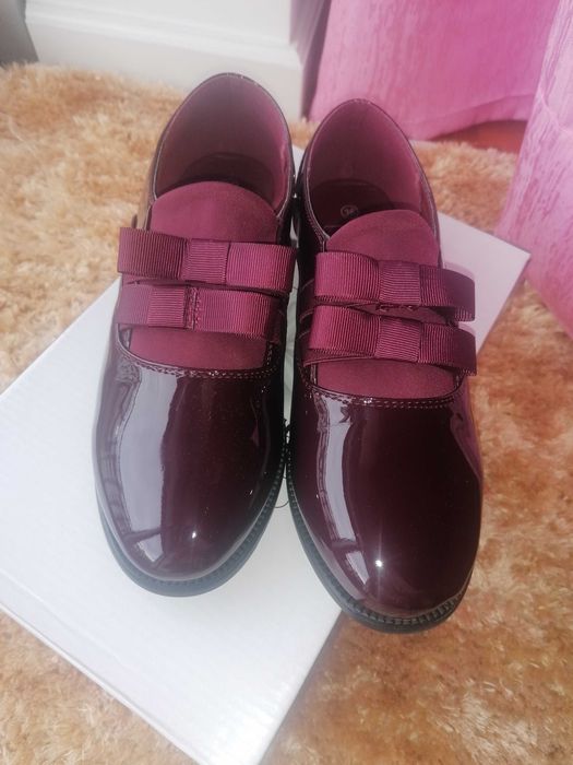 Sapatos brilhantes bordoux