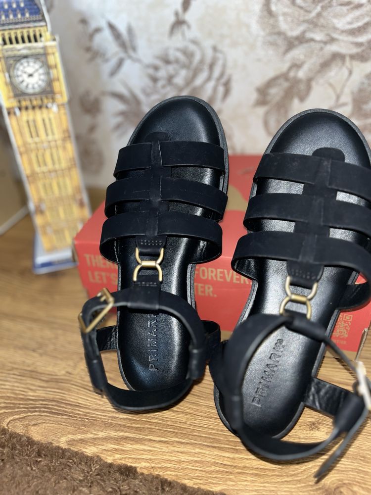 Продам босоніжки Primark