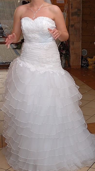 Biała suknia ślubna w stylu hiszpanki