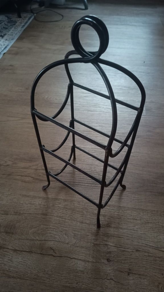 Stojak na wino metaloplastyka