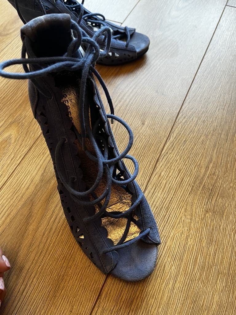 Buty wiązane z przodu