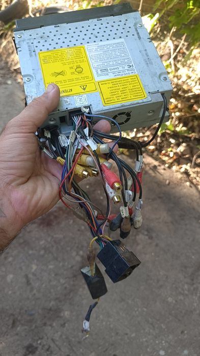 Магнітолу з виїздним дисплеєм