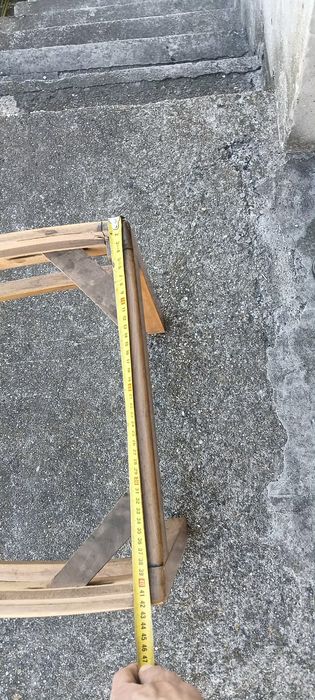 Solidne drewniane krzesło z tapicerowanym siedziskiem