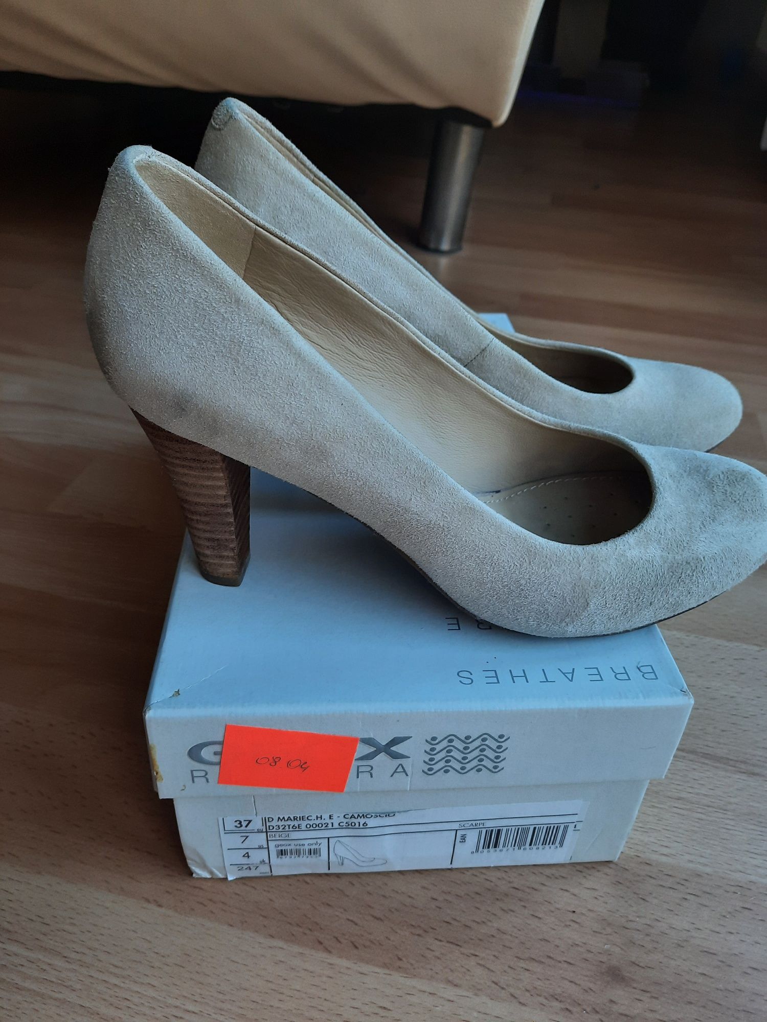 Geox szpilki czółenka beżowe zamszowe 37