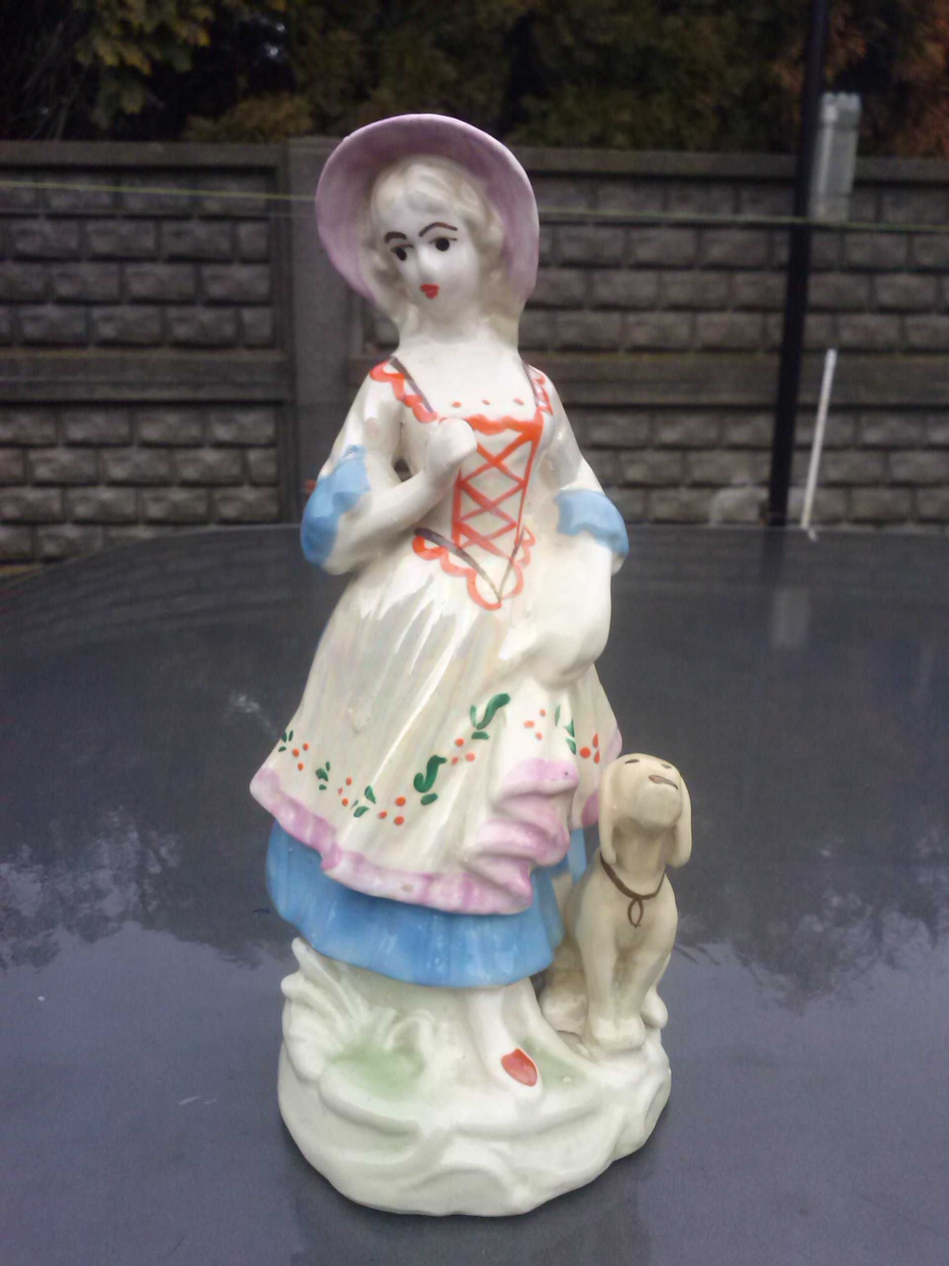 Figurka porcelanowa, stara, 50 zł.