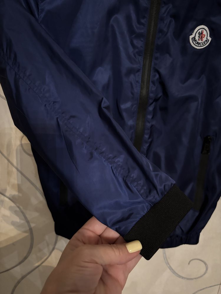 Вітровка Moncler з капюшоном 6/7 років