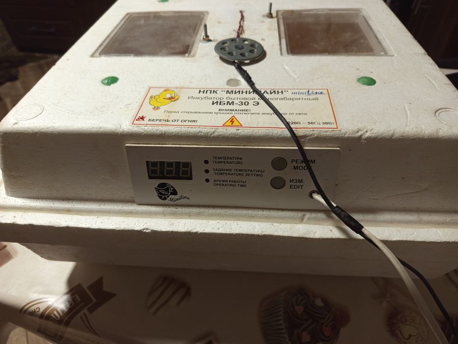 Інкубатор з механізмом перевертання