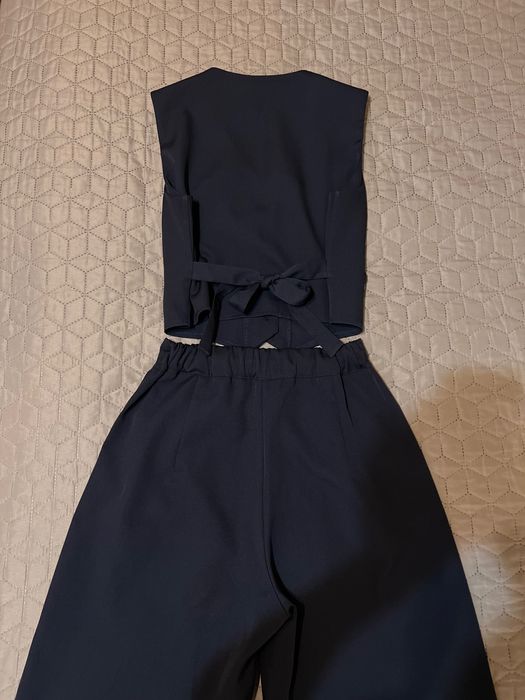 Продам класичний жіночий костюм , темно - синього кольору. Б/у