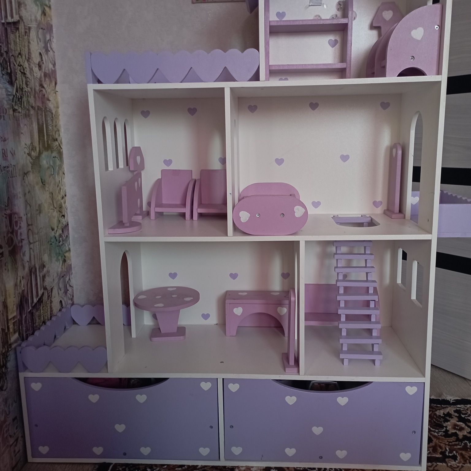 Великий ляльковий будиночок з меблями