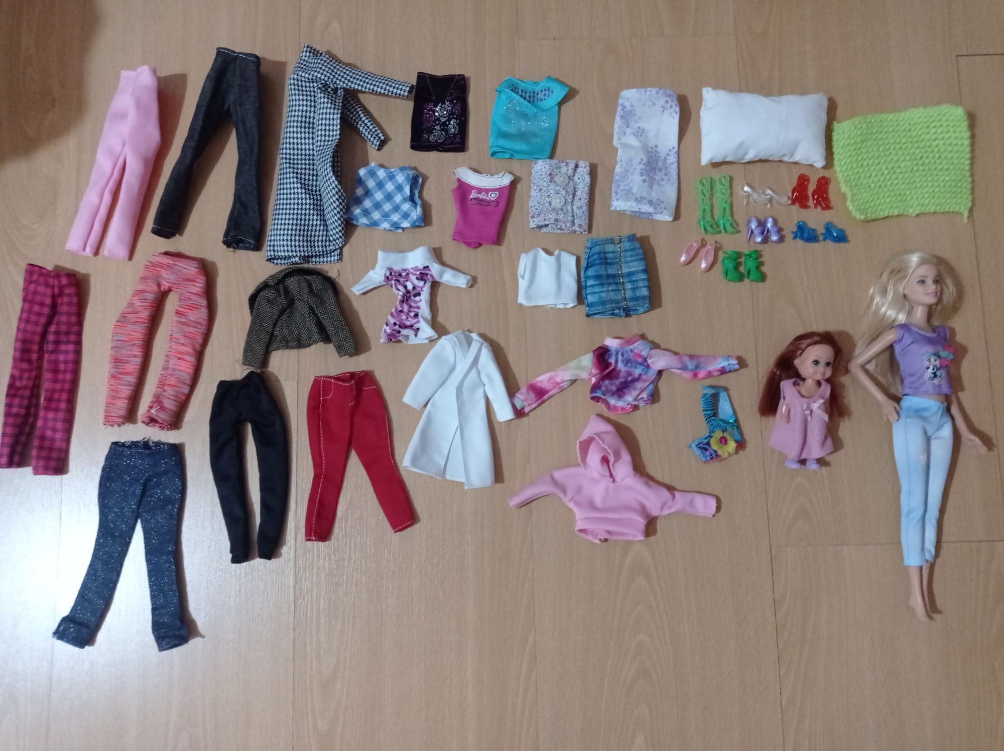 Barbie e criança + acessórios e roupas