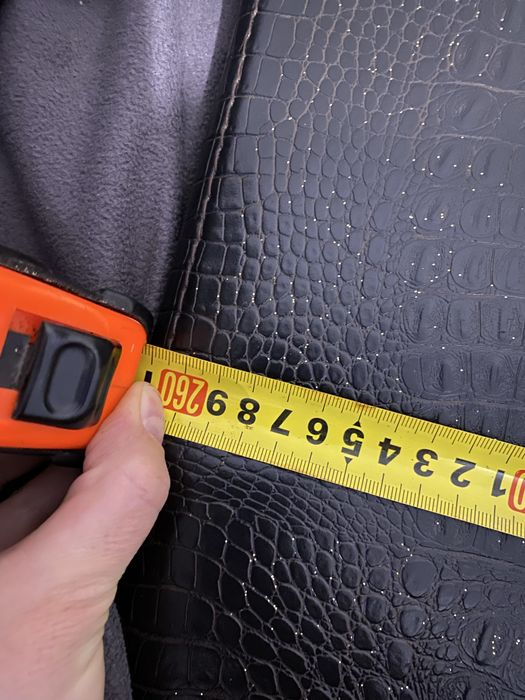 Угловой диван с деревянными полками — большой и очень удобный!