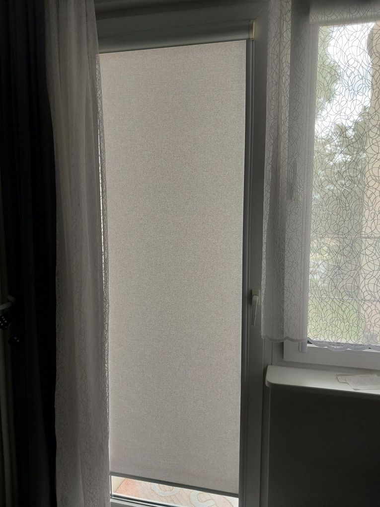 Okna z demontażu biale podwojne i parapety białe