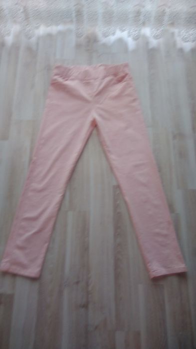 Różowe spodnie z wysokim stanem