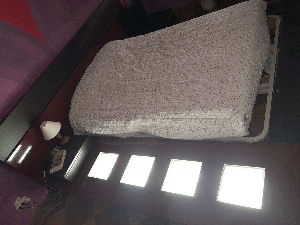 Conjunto de cama em lacado vermelho, com luz branca e negra + cómoda