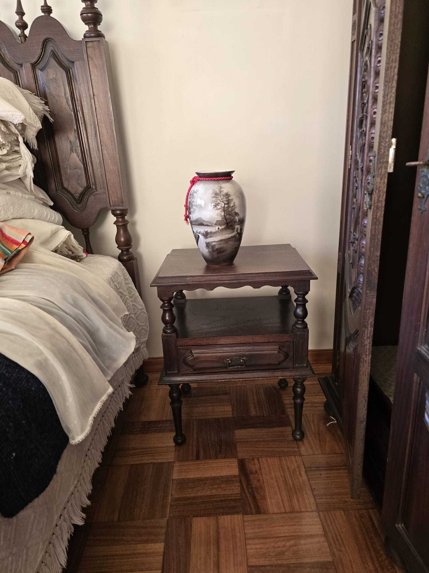 Quarto completo (cama Casal, cômoda, 2 mesas cabeceira, roupeiro)
