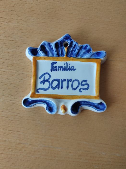 Conjunto de pequenos pratos em cerâmica.