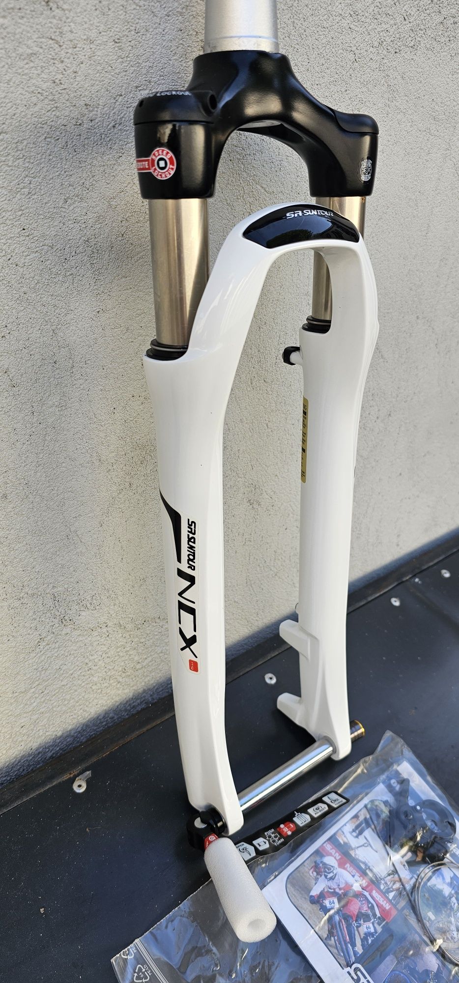 Nowy.  Amortyzator SR Suntour NCX  D-RL . Z manetką.