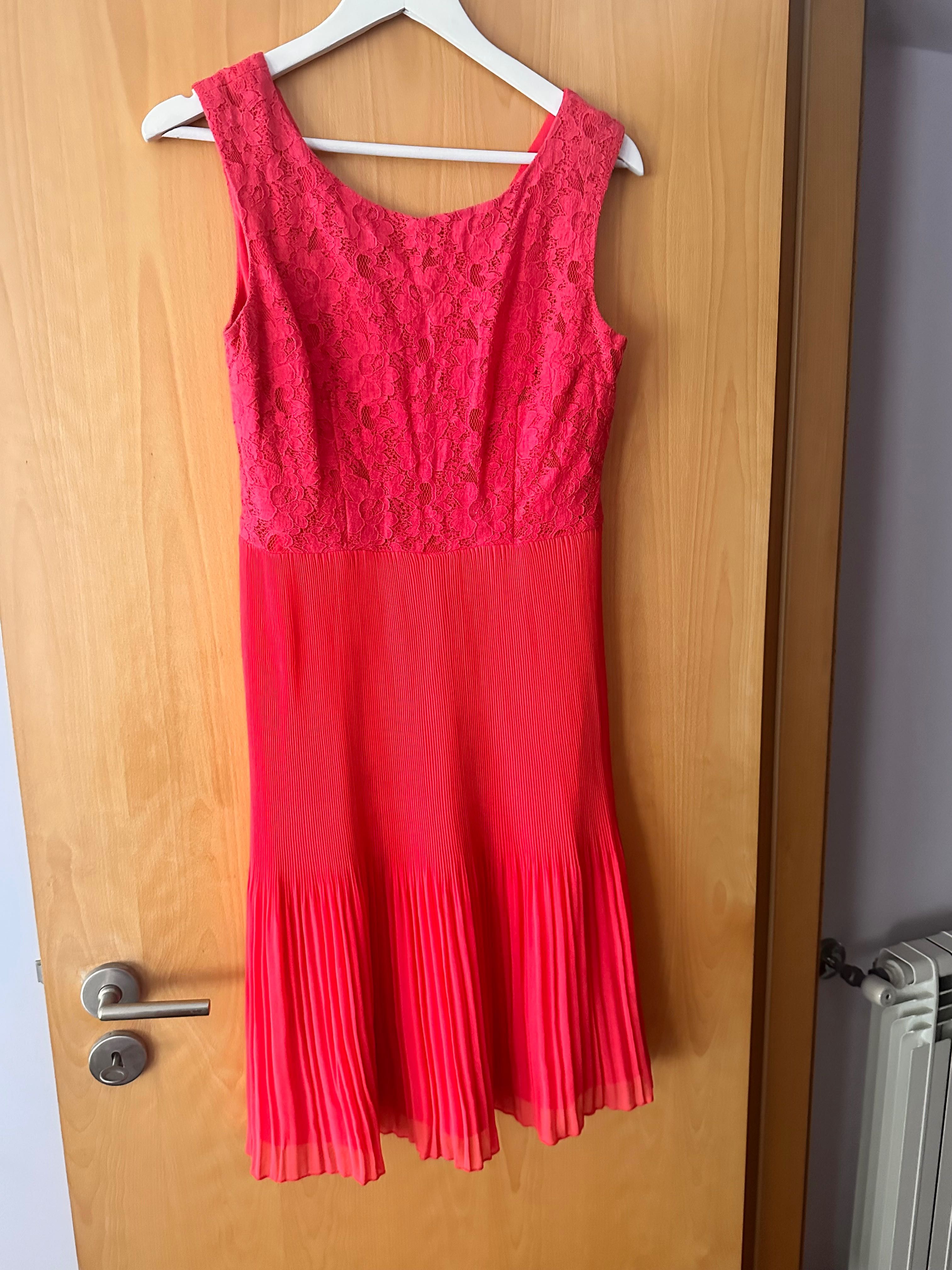 Vestido rosa renda e plissado