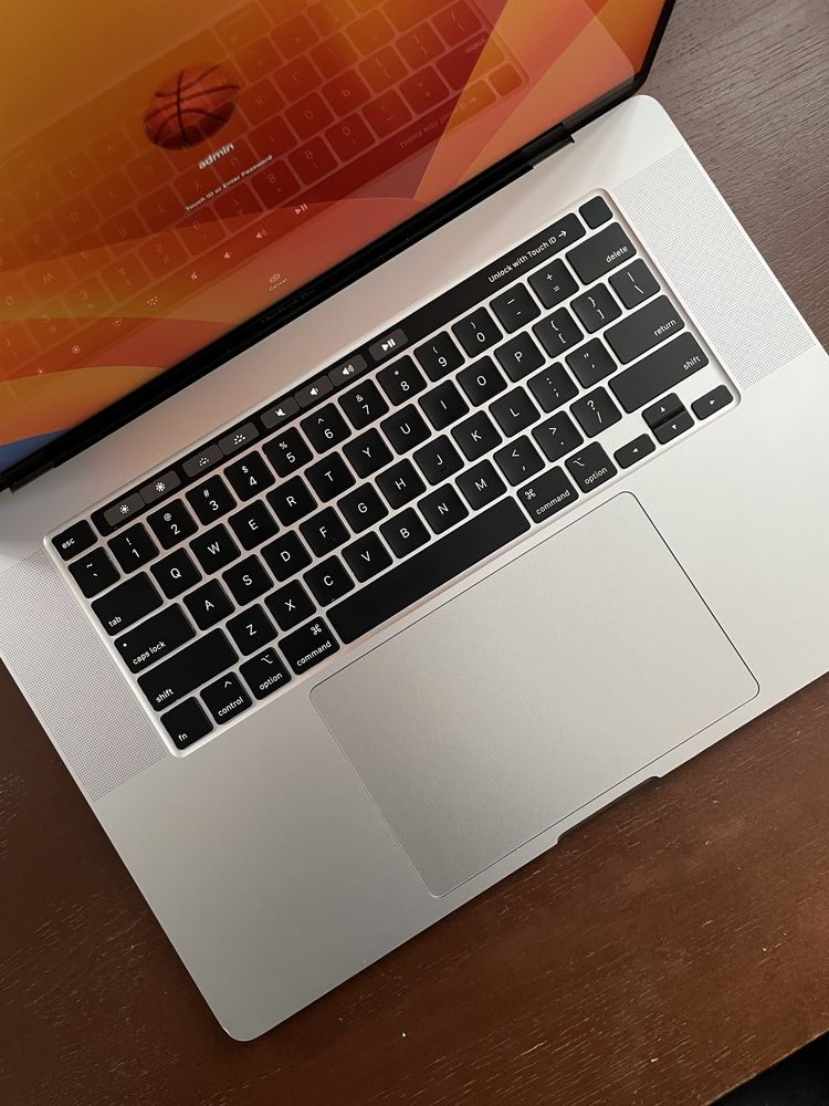 MacBook Pro 16" 2019 i7 16gb RAM 512gb SSD Silver