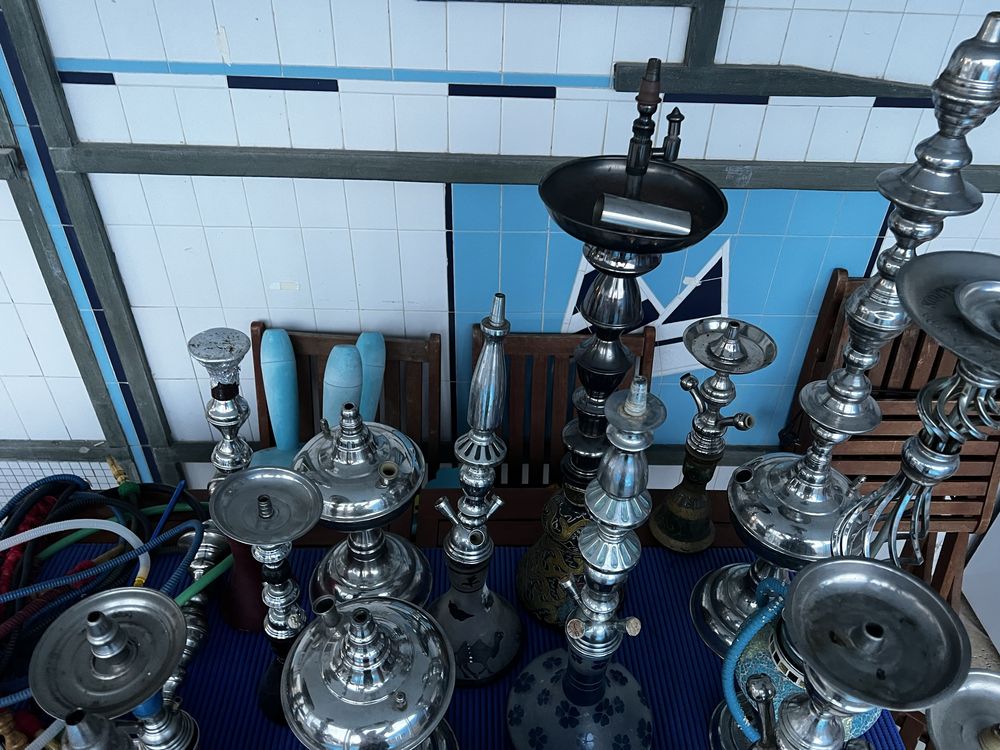 Diversas shishas e acessorios