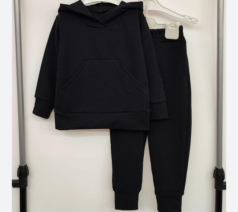 Спортивний тёплый, зимний чёрный костюм.