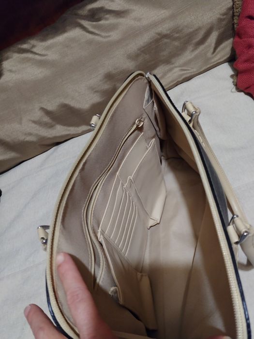 Mala feminina bege e preta