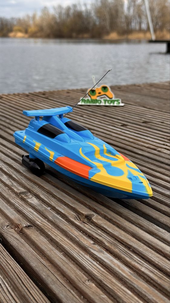 Катер на радіокеруванні Wave King Синій. Човен на пульті управління.