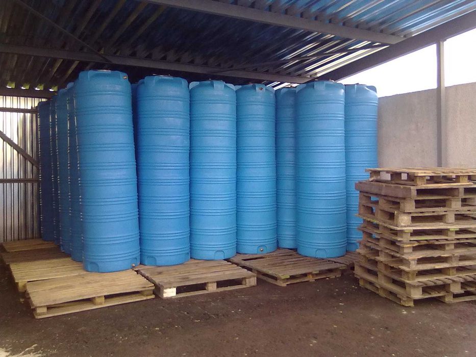 Купити вертикальні бочки баки циліндричні ємності для води пластикові