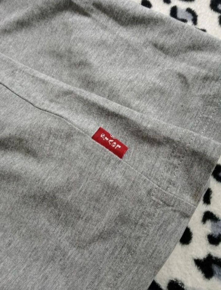 Футболка від бренду Levi's