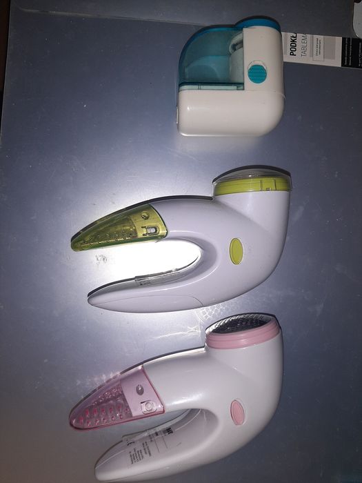 Trzy  golarki do ubrań.