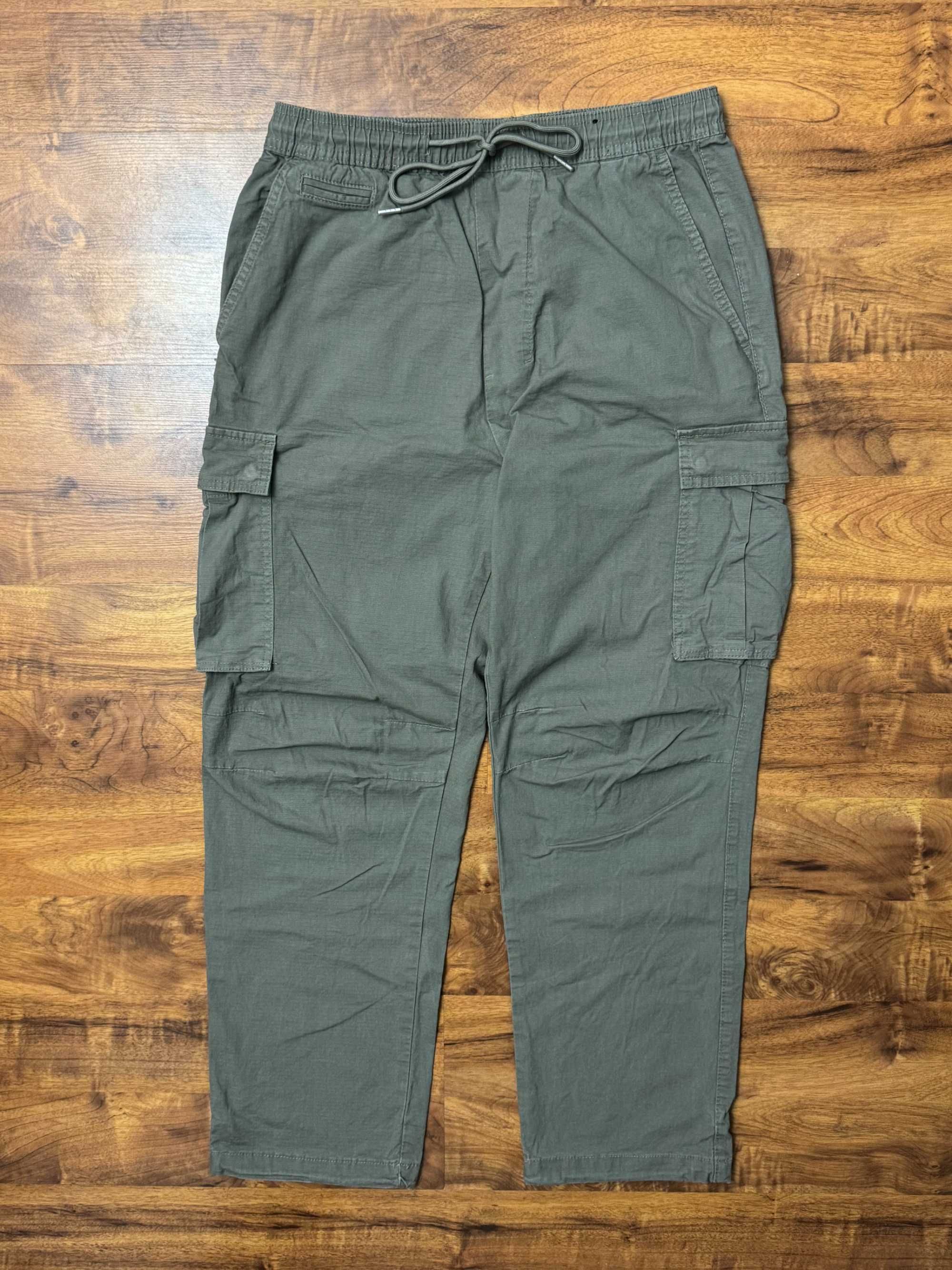 Spodnie materiałowe szare khaki na gumce cargo bojówki Pull Bear S