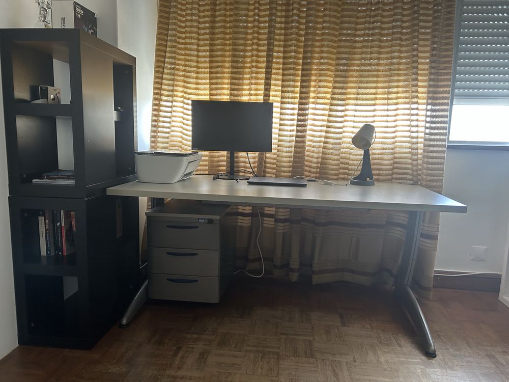 Secretária / mesa escritorio com 3 gavetas (e cadeira)