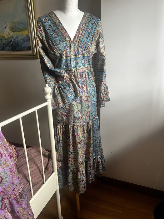 Vendo os 4 vestidoVestem varios tamanhos e sao vestidos tipo indianos.