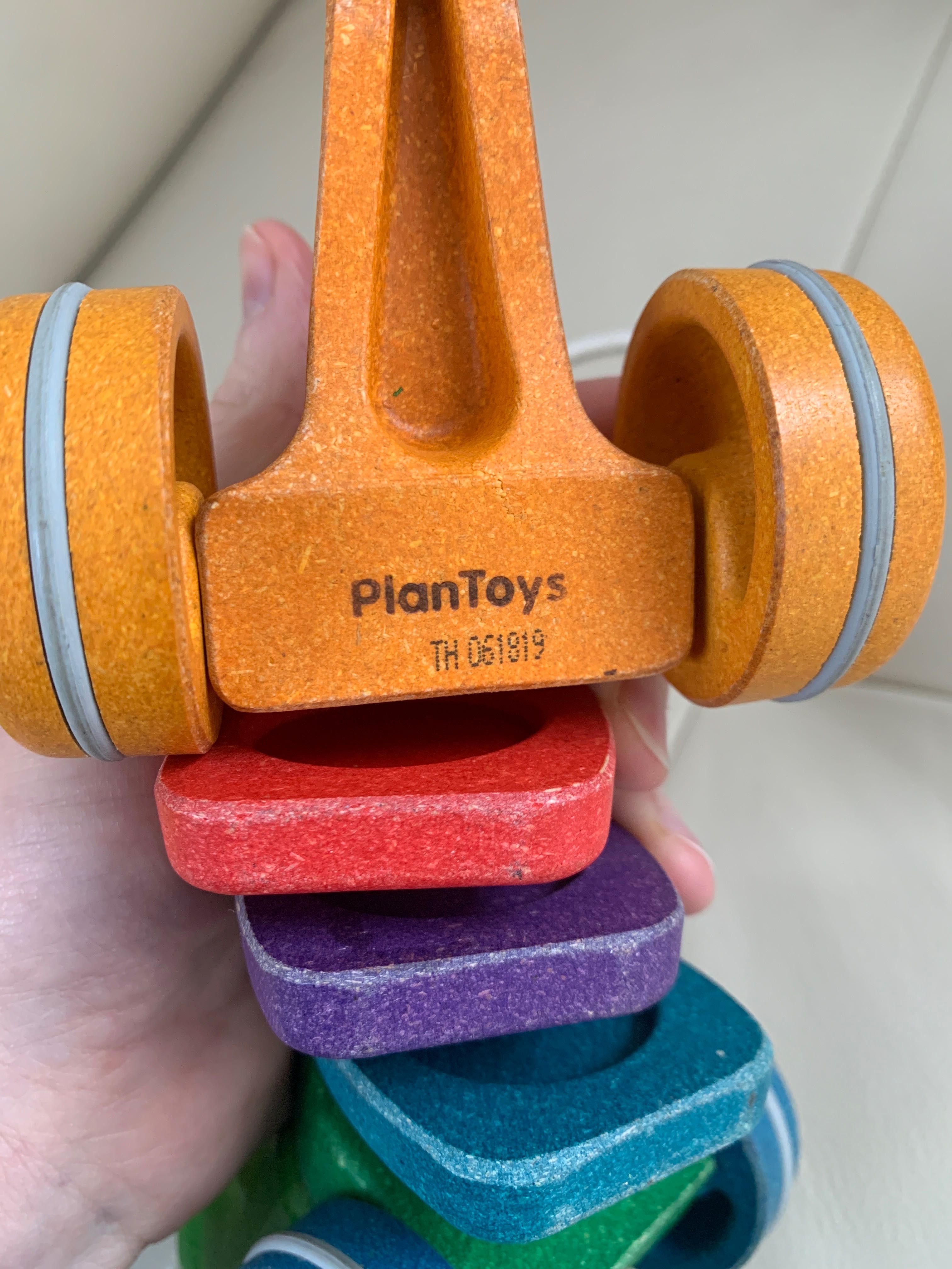 Krokodyl tęczowy drewniany do ciągnięcia plan Toys PlanToys montessori