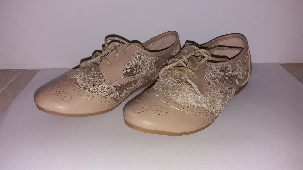 Sapatos de menina creme com renda de cerimónia tamanho 35