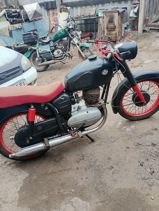 Паннонія с боковим причепом с документами.