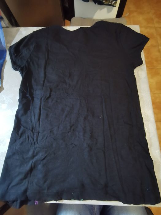 T-shirt preta sem marcas de uso