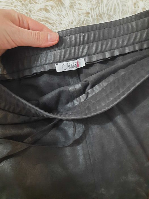 дві жіночі чорні спідниці